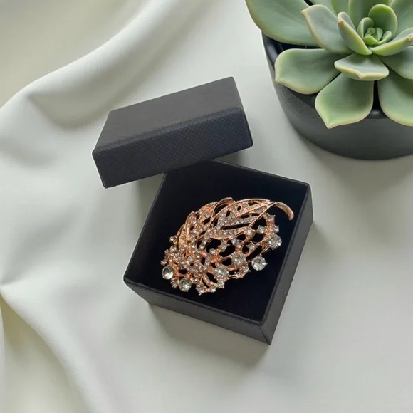 Elegant Gold Leaf Brooch with stones in a black jewelry box NWT - Picture 4 of 6